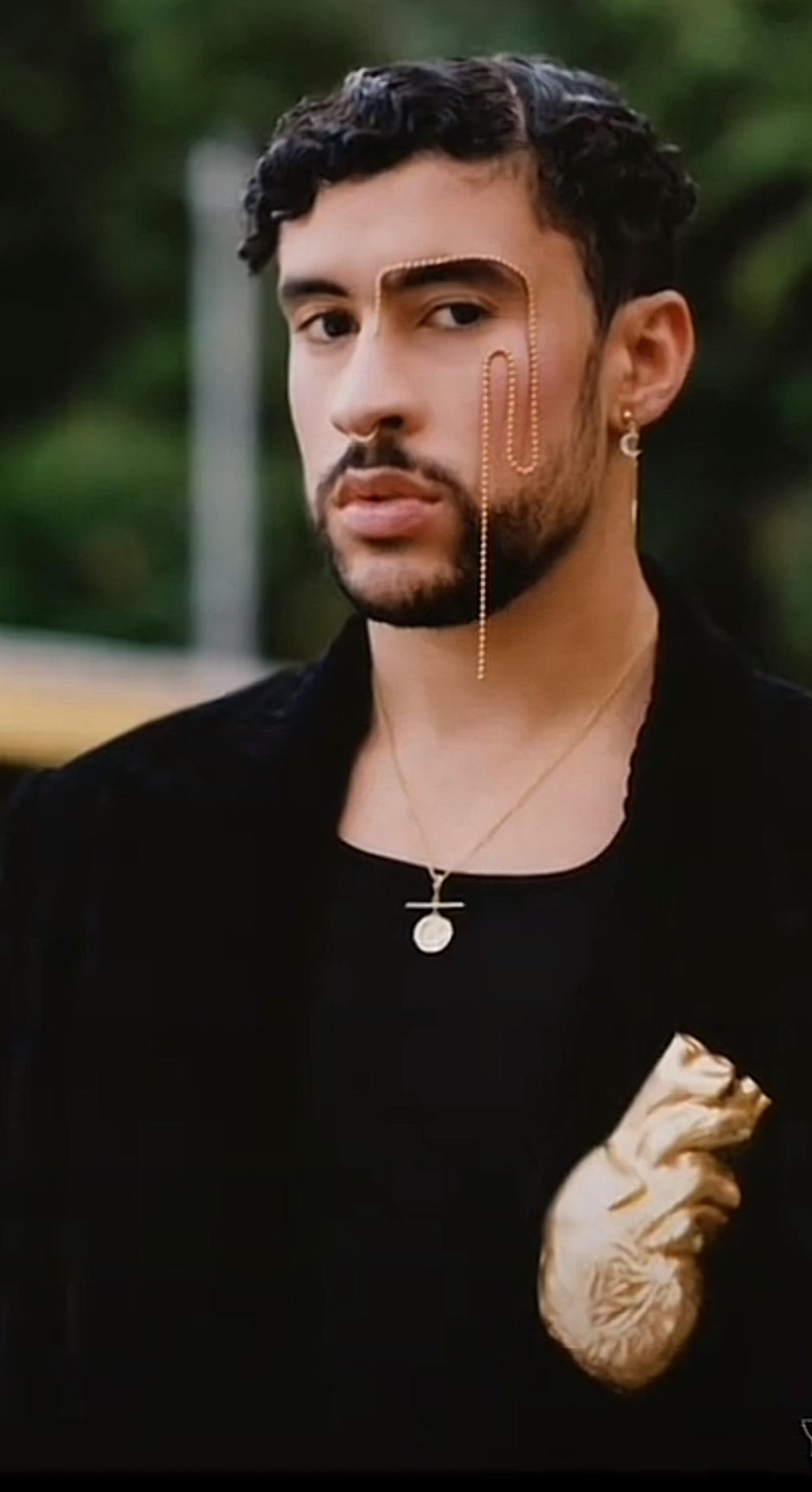 Anatomical heart necklace worn by BadBunny